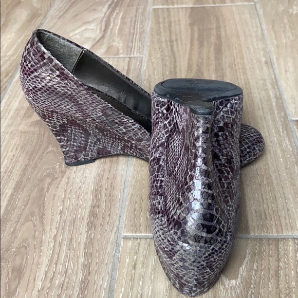 WORTHINGTON Gray Python Round Toe Wedges - Picture 4 of 5